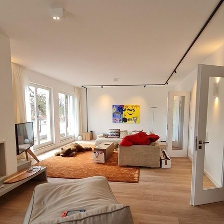 ..wenn kein Deckenauslass an der richtigen Position zur Verfügung steht: Aufbaustromschiene Wand und Decke! Die Vertikalschiene an der Wand kann selbstverständlich auch mit passenden Strahlern bestückt werden.