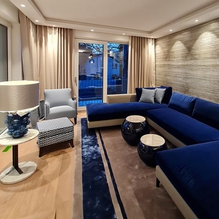 Umlaufender Fries mit Einbauleuchten