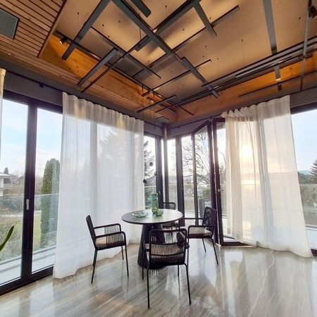 Abgehängte Lichtstruktur direkt/Indirekt ausstrahlend