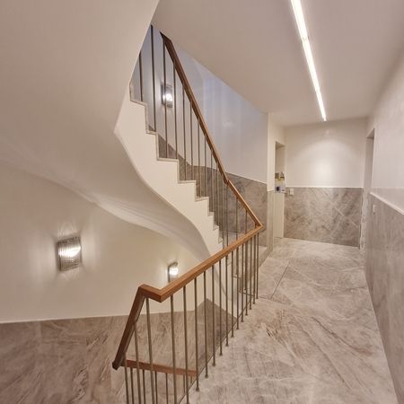 Treppenhausbeleuchtung Lichtprofil und Wandleuchten