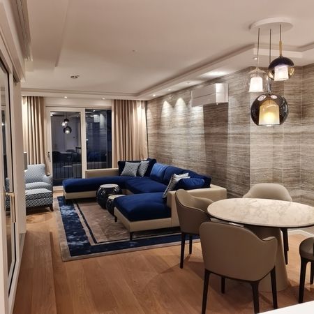 Umlaufendes Fries mit Einbauleuchten