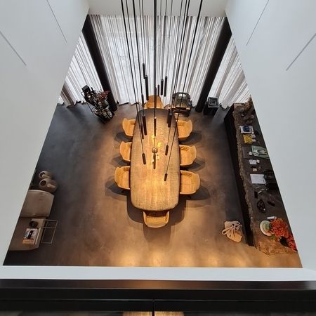 Pendelleuchtengruppe über zwei Ebenen