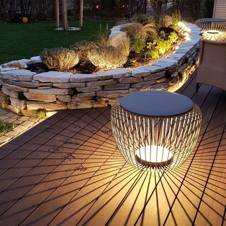 Gartenbeleuchtung ergänzt durch Lichtobjekte auf der Terrasse