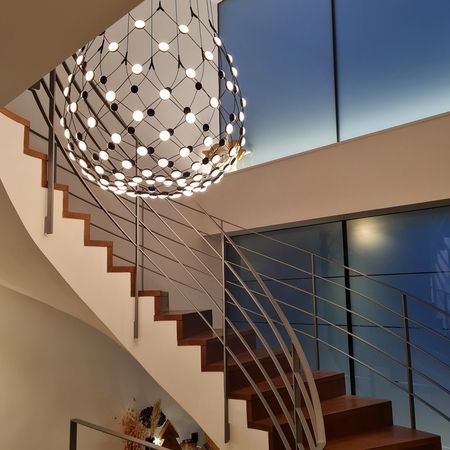 ´Mesh´-Pendelleuchte im Entree